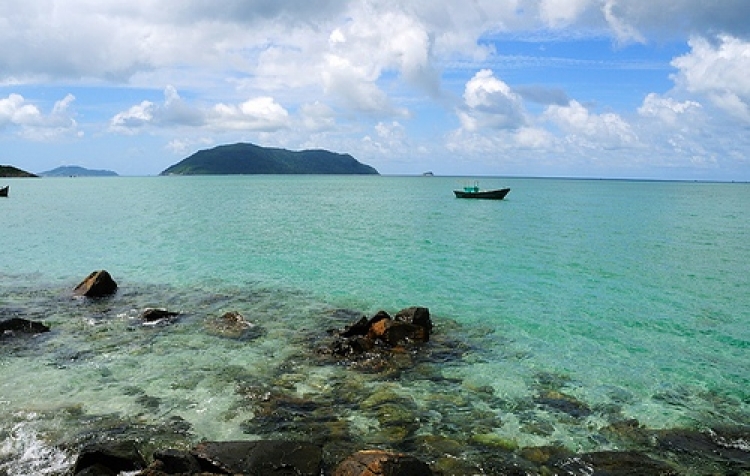 Stunning beauty of Bay Canh Islet